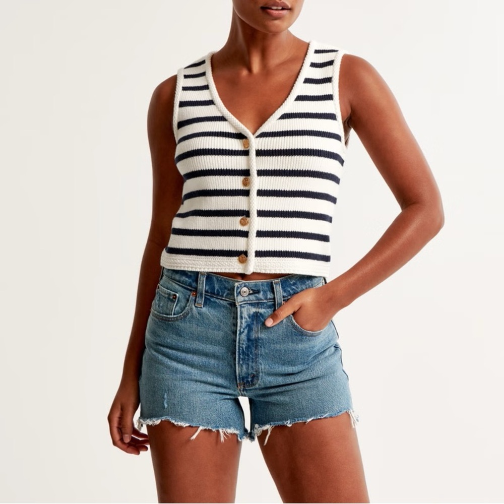 Abercrombie & Fitch High Rise Mom Short 4” Inseam 31/12
